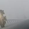 Ein Motorradfahrer im Nebel auf der Straße (Symbolfoto). Am Kitzinger Amtsgericht drehte sich eine Verhandlung um den rechtmäßigen Besitz einer Oldtimer-Maschine mit Beiwagen. Doch auch dort blieb einiges im Nebel.
