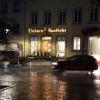 Die Stadt hat eine Teilsperrung des Gehwegs vor dem Gebäude Am Marktplatz 9 angekündigt. Der Zugang zur Apotheke und die Zufahrt in den Innenhof sollen vorerst frei bleiben.
