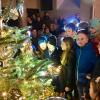 Kinder stehen in der St.-Ägidius-Kirche in Schallfeld um den geschmückten Sternenbaum.