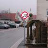 Die Sanierung der Sinntalstraße in Riedenberg ist abgeschlossen. Vom Prozessionsaltar bis zur Kirchstraße soll hier künftig eine Geschwindigkeitsbegrenzung auf 30 Stundenkilometer gelten.