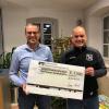 Im Bild: Norbert Kinzinger, Kundenberater der Raiffeisenbank (links) bei der Spendenübergabe an den Vorsitzenden des SV Sonderhofen, Wolfgang Pauscher.