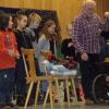 Bei der Weihnachtsfeier der Grundschule Aub brachte Schulbusfahrer Bernhard Rappert in seiner Rolle als Wirt das geplante Krippenspiel zu Fall und sorgte für gute Unterhaltung bei den Zuschauern aller Altersklassen.