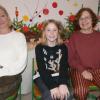 Julia Wurm aus Stetten ist die Bezirkssiegerin im diesjährigen unterfränkischen Mathe-Wettbewerb. An ihrer Grundschule in Thüngen beglückwünschten sie ihre Klassenlehrerin Andrea Schmid (links) und  Schulleiterin Claudia Nöth.