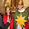 Anna-Lena Ils (von links) aus der Radio-Redaktion des Bistums hat Johanna Hartmann, Fabian Volpert und Mia Becker in der Kirche interviewt.