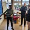 Besichtigung der neuen Boards in der Christian-Morgenstern-Grundschule (von links):  Ute Stumpf (Klassenlehrerin), Christian Wamser (Kommissarischer Grundschulleiter), Bürgermeisterin Anette Schmitt und Patrick Gausrab von der Stadtverwaltung.