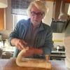 Uli Düster aus Obernbreit in seiner Küche beim Falten des Baguette-Teiges. Uli Düster aus Obernbreit in seiner Küche beim Falten des Baguette-Teiges.