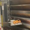 Christian Geitz von der Bäckerei Pröschel in Obernbreit holt seine rustikalen Baguettes aus dem Ofen. Christian Geitz von der Bäckerei Pröschel in Obernbreit holt seine rustikalen Baguettes aus dem Ofen.