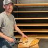 Sebastian Düll zeigt in seiner Bäckerei in Würzburg das Innenleben eines Baguettes. Sebastian Düll zeigt in seiner Bäckerei in Würzburg das Innenleben eines Baguettes.