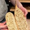 Locker und grobporig muss das Baguette sein, mit Spitze am Ende. Locker und grobporig muss das Baguette sein, mit Spitze am Ende.