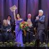 Akiho Tsujii, frischgebackene Trägerin des Theaterpreises 2022. Es applaudieren der Chor und (von links) Generalmusikdirektor Enrico Calesso, Intendant Markus Trabusch und Laudator Ulrich Konrad. Akiho Tsujii, frischgebackene Trägerin des Theaterpreises 2022. Es applaudieren der Chor und (von links) Generalmusikdirektor Enrico Calesso, Intendant Markus Trabusch und Laudator Ulrich Konrad.