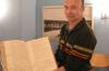 Ein Anekdotenschatz für den, der`s lesen kann: Frickenhausens Gemeindearchivar Bernhard Schenkel präsentiert den in diesem Jahr restaurierten Band mit handschriftlichen Ratsprotokollen aus den Jahren 1735 bis 1738.