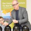 Der kleine Max und sein großer Bruder Noah spielten unter Aufsicht von Rechtsanwalt Jürgen Schmitt die Glücksbringer für die 40. Bad Neustädter Autoverlosung.