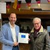 Der Treffpunkt ist fertiggestellt: Mario Reichel (links) nahm nicht nur die Plakette für die erfolgreiche Umsetzung eines Leader-Projekts von Alfred Beetz entgegen, sondern auch eine hohe Förderung von fast 60.000 Euro für die Umgestaltung der Vereinsgaststätte.