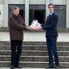 Die traditionelle Neujahrsbrezn bekam zweiter Bürgermeister Sebastian Hansen (rechts) vom Vertreter der örtlichen Vereine Horst Büttner überreicht.