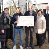 Der Hambacher Förderverein spendete der Klinik für Kinder-und Jugendpsychiatrie 5000 Euro. Im Bild (von links) Eva-Maria Reinhart-Sulm und Christian Lutz (Förderverein Hambach), PD Dr. Wolfgang Briegel (Chefarzt der Klinik für Kinder- und Jugendpsychiatrie), Annemarie Lutz (Förderverein Hambach) und Stefan Stapf ( Vorsitzender des Fördervereins Leopoldina)