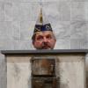 Dritter Akt, x-stes Versteck: Pech, dass Ernsts (Michael Weber-Schwarz) Kopf nicht auch noch in den alten Holzofen passt.