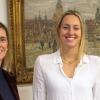 Gratulation für eine sehr erfolgreiche Schwimmerin: Bürgermeisterin Judith Jörg (links) und Leonie Beck.