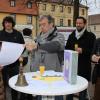 Mit einer ehrwürdigen Glocke aus dem Rathaus und der anschließenden Urkundenverlesung wurde das Jubiläumsjahr von Bürgermeisterin a.D. Edeltraud Baumgartl (links) und ihrem Organisationsteam eingeläutet (weiter von links): Marktgemeinderat Johannes Weiß, Bernd Göbel, Vorsitzender des Historischen Vereins, Bürgermeister Sebastian Hauck und Rainer Klingert vom Organisationsteam.