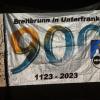 Das Jubiläumsbanner "900 Jahre Breitbrunn" wird das ganze Jahr 2023 über wehen.