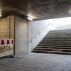 Für manche ein unüberwindbares Hindernis: Die neue Treppe der Unterführung in Heidingsfeld hat keine Rampe. Die Aufzüge sind ebenfalls noch nicht in Betrieb. 