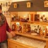 Evi Kochanowsky wollte eigentlich nur eine Puppenstube, heute besitzt sie ein ganzes Haus, mit liebevoll ausgewählten Details – von der Miniaturausgabe eines Klassikers zur funktionsfähigen Nähmaschine.