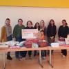 Claudia Wahler (links), Leiterin Personalentwicklung und Recruiting bei Schäflein und die Schäflein- Auszubildende Alicia Ginder (rechts)  bei der Übergabe der insgesamt 70 Weihnachtsgeschenke und 1000 Euro im Jugendhilfezentrum Maria Schutz in Grafenrheinfeld.