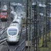 Wegen Rauch in einem ICE war die Würzburger Feuerwehr am Bahnhof im Einsatz (Symbolfoto).