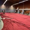 Kaum vorstellbar, aber aus diesem roten Wirrwarr entsteht einmal die stimmungsvolle Deckenabhängung, die die kahle Turnhalle, neben weiteren Dekorationen, in einen  Festsaal verwandelt.