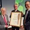 Groß ist die Freude bei Bürgermeister Jürgen Götz (rechts) und seinem Stelllvertreter Elmar Knorz, beim Neujahrsempfang der Gemeinde, das Lebenswerk des mittelständischen Unternehmers Erhard Mehlig (links) in diesem Jahr mit der Bürgermedaille der Gemeinde auszeichnen zu dürfen. Groß ist die Freude bei Bürgermeister Jürgen Götz (rechts) und seinem Stelllvertreter Elmar Knorz, beim Neujahrsempfang der Gemeinde, das Lebenswerk des mittelständischen Unternehmers Erhard Mehlig (links) in diesem Jahr mit der Bürgermedaille der Gemeinde auszeichnen zu dürfen.