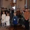 Organisatorin Annchristin Sauer mit den Kindern des Krippenspiels.