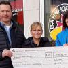 Bruno und Bärbel Schmitt überreichen den Scheck an Anette Jakobeit von der Bahnhofsmission Würzburg.
