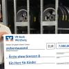 Roland Hoier, Serviceleiter vom Autohaus Keller, mit dem Scheck des Autohauses in Höhe von 7000 Euro für Menschen in der Ukraine.