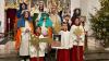 Die Gaubüttelbrunner Sternsinger mit Pfr. Dr. Jelonek beim Aussendegottesdienst.