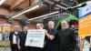 Die Fahrzeugakademie Schweinfurt wurde vom Bundesverband für Landbau-Technik ausgezeichnet. Im Bild von links: Ulrich Beckschulte vom Bundesverband, Silko Beck (Ausbilder an der Akademie), Akademieleiter Matthias Dingfelder, Ausbilder Elmar Heller und Ludger Gude, Vizepräsident des Bundesverbandes.