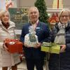Bei der Übergabe der Geschenke (von links): Inge Weigand (stv. Vorsitzende SkF), Helmut Abel (Standortleiter Galeria Kaufhof) und Doris Engelhardt (Geschäftsführerin SkF).