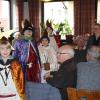 Die Sternsinger   sind zu Beginn der Bürgerinformationsversammlung aufgetreten. Hinten stehend Elisabeth Assmann, 2. Bürgermeisterin von Hammelburg und Ortsbeauftragte von Diebach.