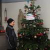 In der Gertraudiskapelle bei Gerolzhofen steht seit Jahren zur Weihnachtszeit ein Christbaum. Menschen finden dort einen Ort zum Gebet und zum Kraftschöpfen, so wie diese Besucherin.