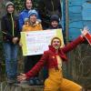 Viel Spaß bei der Spendenübergabe hatten mit Klinikclown Sunny die Binsfelder Firmlinge (hinten von links): Raphael, Marc und Magnus sowie die Erstkommunionkinder (vorne von links): Julius und Noah.  Auf dem Bild fehlen Hannah (Erstkommunionkind) und Luca (Firmling).
