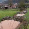 Großzügige Flutmulden, Regenüberlaufbecken und können bei Starkregen und Sturzfluten das zu Tal schießende Oberflächenwasser bremsen, um Zerstörungen und Überflutungen zu verhindern oder zumindest einzudämmen.