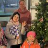 Das Foto zeigt Hanna Czulczio, Sarah und Anna Kristmann sowie die Initiatorin der Weihnachtsverlosung Diana Beuschel-Zinn.