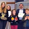 Ausgezeichnete Stimmung am FLG (von links): Leyla Christ, Ralf Hofmann (Elternbeirat), Svenja Kaiser, Melanie Rauch (Elternbeirätin), Lucy Döllner, Ingo Schneider (Schulleiter), Tristan Wolf und Eleonore Hose (Lehrerin).