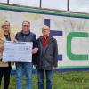 Prof. Dr. Lutz Schmidt (von links) und Horst Faber übergaben an Dagmar Flakus (Geschäftsführerin Frauenhaus Schweinfurt) zusammen mit Dr. Thomas End (1. Vorsitzender Tennis Club Schweinfurt) den Spendenscheck über 1000 Euro.