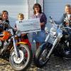 Spende von den Büttharder Motorradfreunden nimmt Denise Lampert von Marius Klingert entgegen. Mit auf dem Bild Melanie Hufnagel-Klingert (links) und Präsident Marco Klingert. 