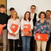 Bei der Jahresabschlusssitzung der Gemeinde Karbach zeichnete Bürgermeister Bertram Werrlein (links) und sein Stellvertreter Ralf Freund (rechts), verdiente Bürgerinnen und Bürger aus. Von links: Tobias Frühauf, Philipp Wolpert, Renate Leimeister, Karin Grimmer, Jan Baunach, Lia Stefke und Thomas Roth.