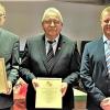 Beim Neujahrsempfang in Castell wurden Altbürgermeister Jochen Kramer (links) und der langjährige Gemeinderat und Bürgermeister-Stellvertreter, Georg Schwarz, geehrt. Bürgermeister Christian Hähnlein (rechts) dankte beiden.