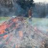 Das Bild zeigt Manuel Rüppel beim Verschließen des Feuers nach Einlegen des Lakefleisches in die Glut.