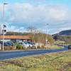In diesem Bereich am Ortseingang von Großbardorf in Richtung Kleinbardorf am Industriegebiet soll ein Kreisverkehr gebaut werden. In diesem Bereich am Ortseingang von Großbardorf in Richtung Kleinbardorf am Industriegebiet soll ein Kreisverkehr gebaut werden.