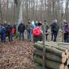 Drei  Schreiber sorgen nach dem Sechs-Augen-Prinzip dafür, dass beim Bieten alles mit rechten Dingen zugeht. Bürgermeister Renè Gerner (2. von rechts mit orange-blauer Jacke) versteigerte das Holz.