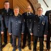 Bürgermeister Michael Gram (rechts) und Kommandant Bernhard Straub (ganz links) ehrten langjährige aktive Feuerwehrleute: (von links) Klaus Oestel, Simon Glaser, Christian Kuhn und Alexander Reinfurt.