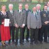 Gauschützenmeister Siegfried Weinig (von links) und Schützenmeisterin Sabine Wirth ehrten die langjährigen Mitglieder Gunda Fuchs, Ludwig Langmann, Florian Wirth, Werner Kunz, Detlef Hornig, Klaus Nowotny, Matthias Grün, Carlo Knauf, Ingo Bergmann und Michael Spiller.